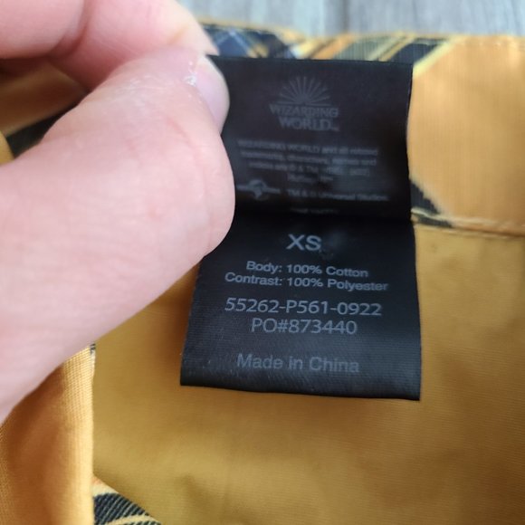Harry Potter Hufflepuff Universal Studios Men’s Button-Up Shirt Yellow XS NEW - Picture 7 of 12